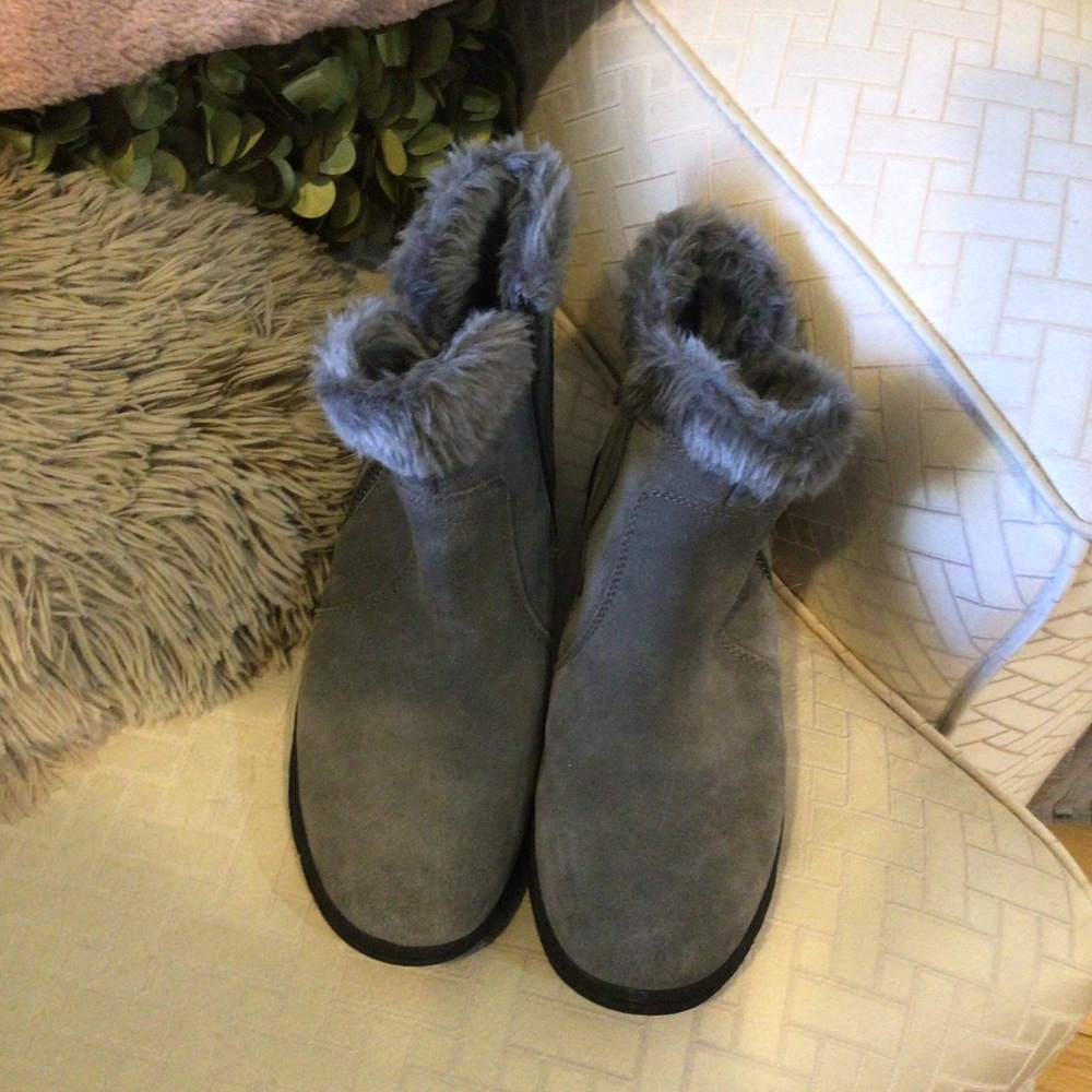 Bare traps short boot